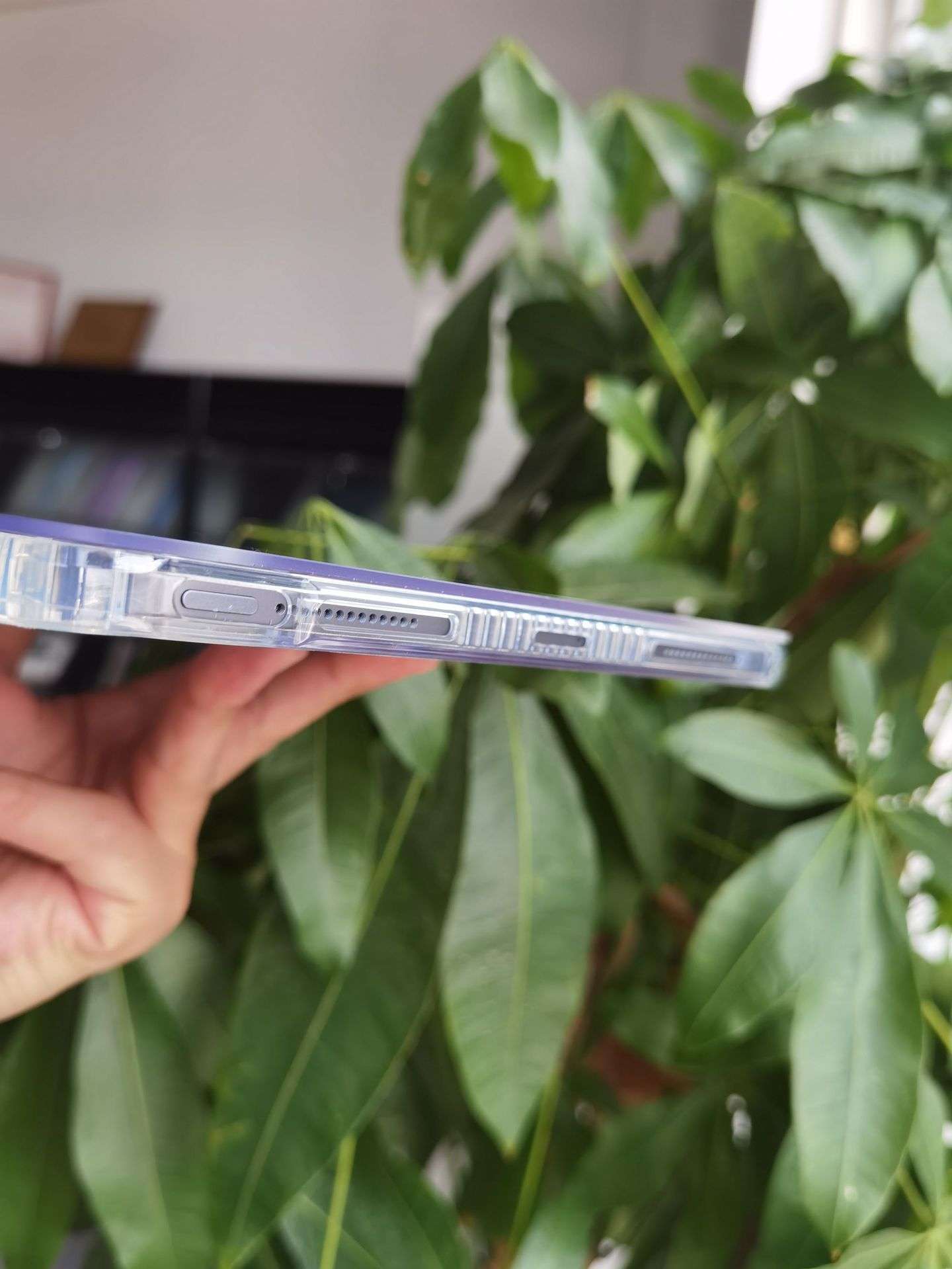 iPadケース　透明保護ケース付き角度調整スタンド