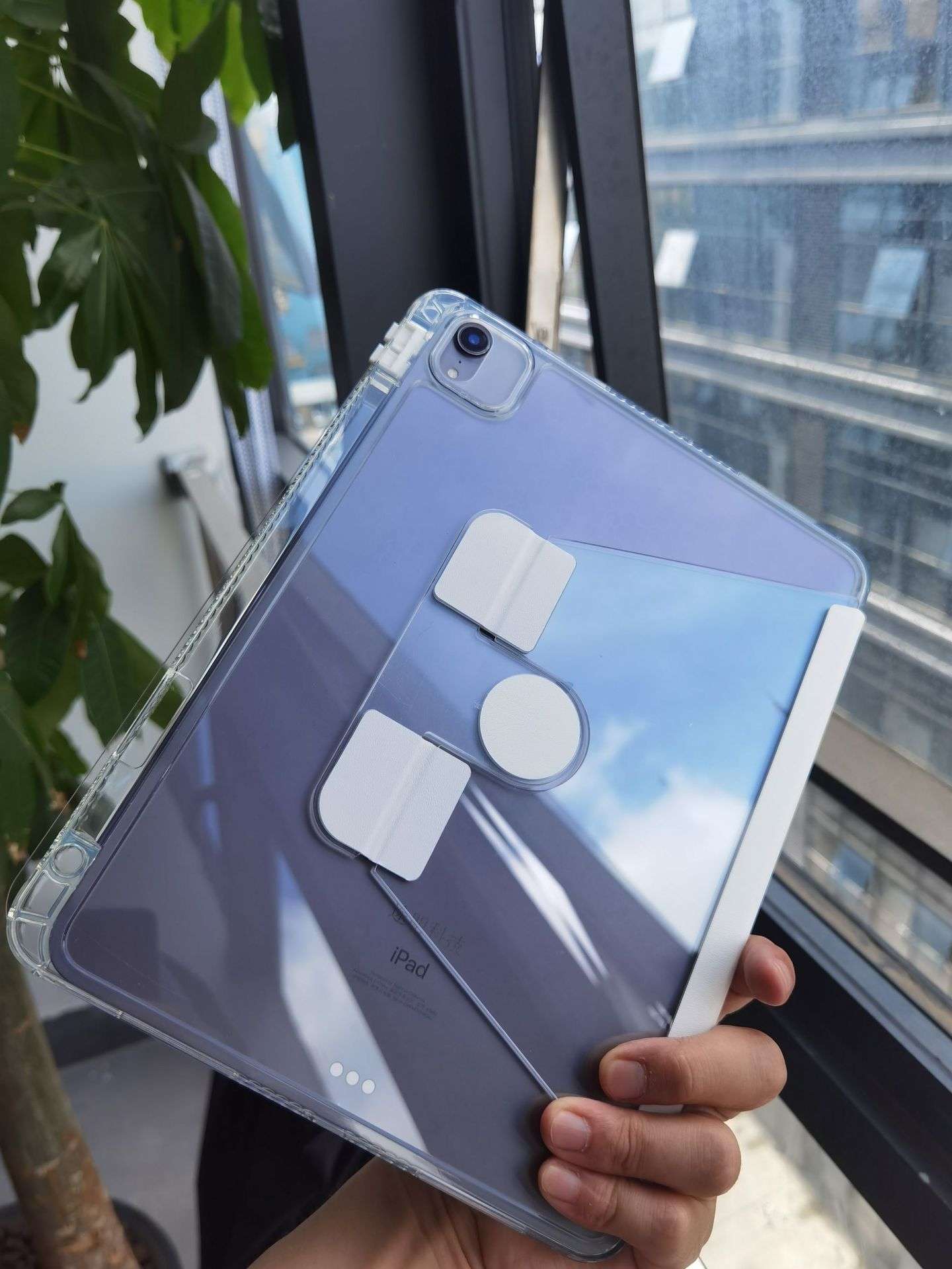 iPadケース　透明保護ケース付き角度調整スタンド