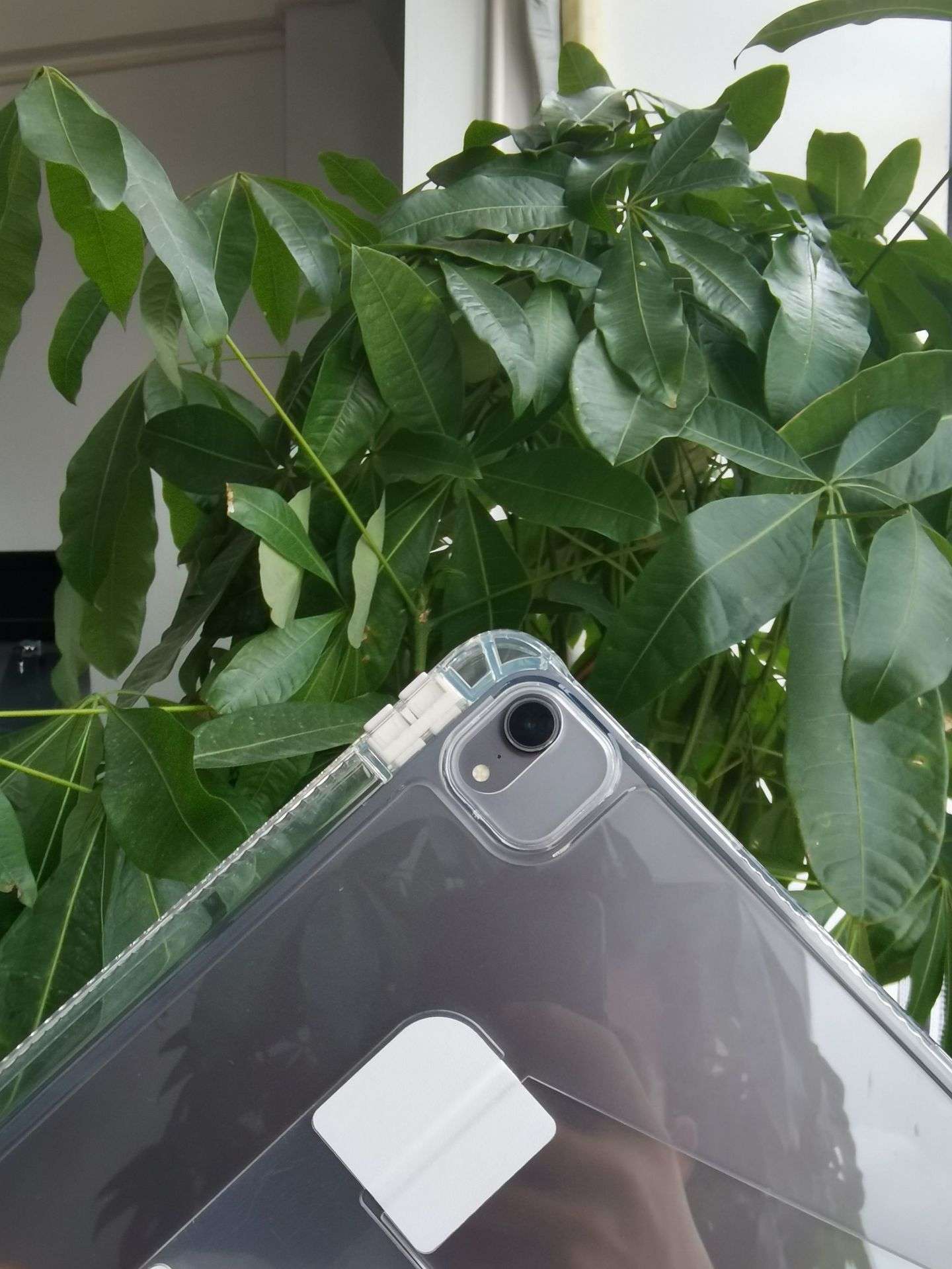 iPadケース　透明保護ケース付き角度調整スタンド